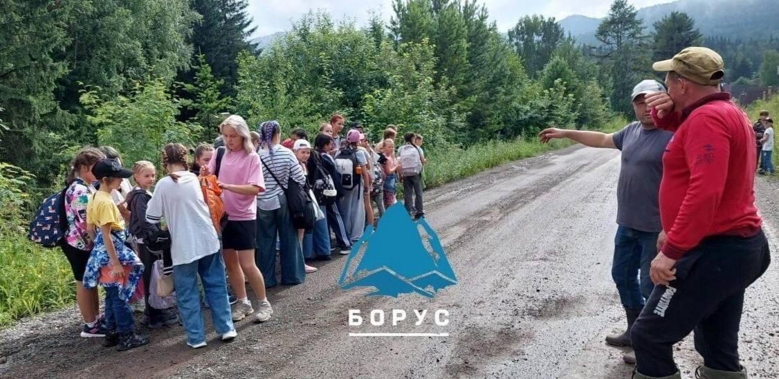Автобус с юными спортсменами съехал в кювет под Красноярском Накануне днем в...