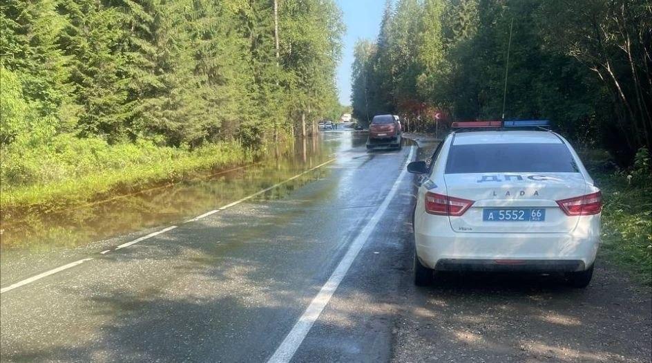На затопленном участке трассы «Серов - Североуральск - Ивдель» восстановили...