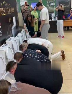 Жители Ставрополя на скорость хлебали игристое из унитазов ради 100 тысяч рублей