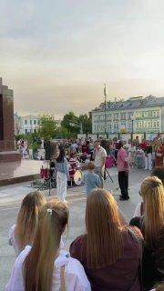 На площадке возле станции метро «Трубная» парень сделал предложение своей...