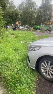 Автобус влетел в ограждение на Юго-Западе из-за самокатчика