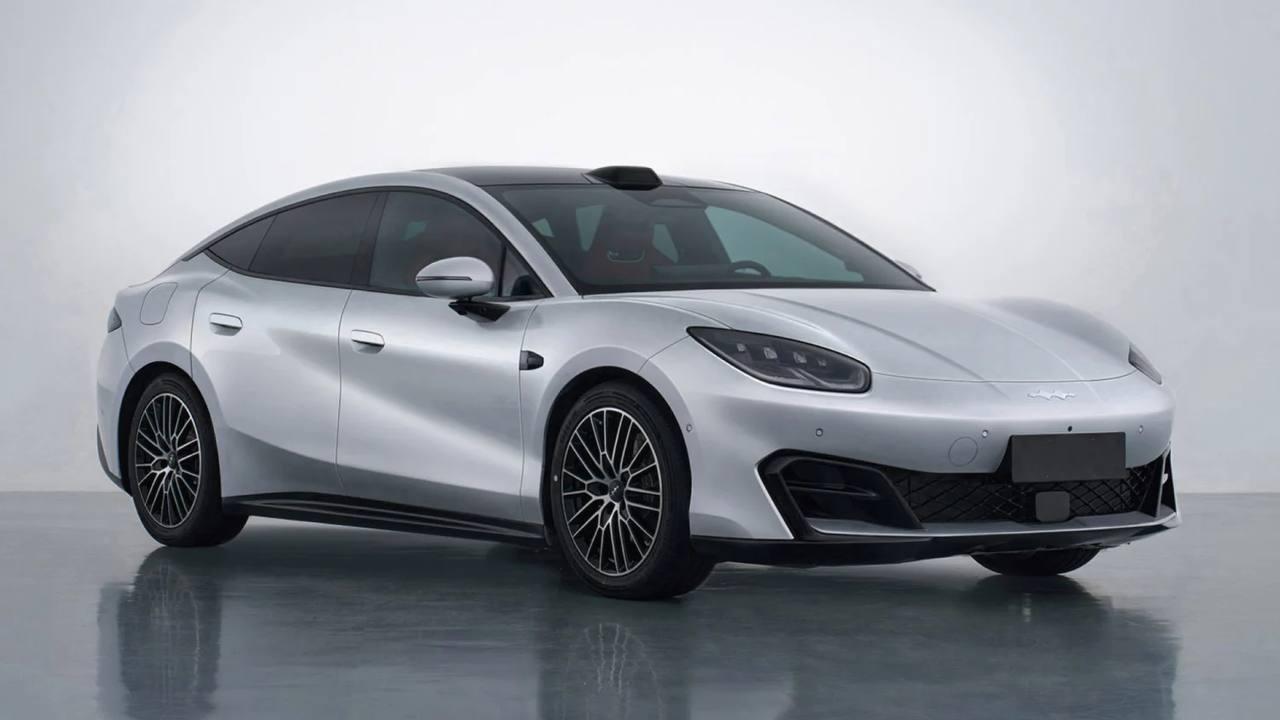 BYD готовит серьёзного конкурента Porsche Taycan — китайцы представили новый лифтбек Formula S с запасом хода до 900 км на одном заряде.