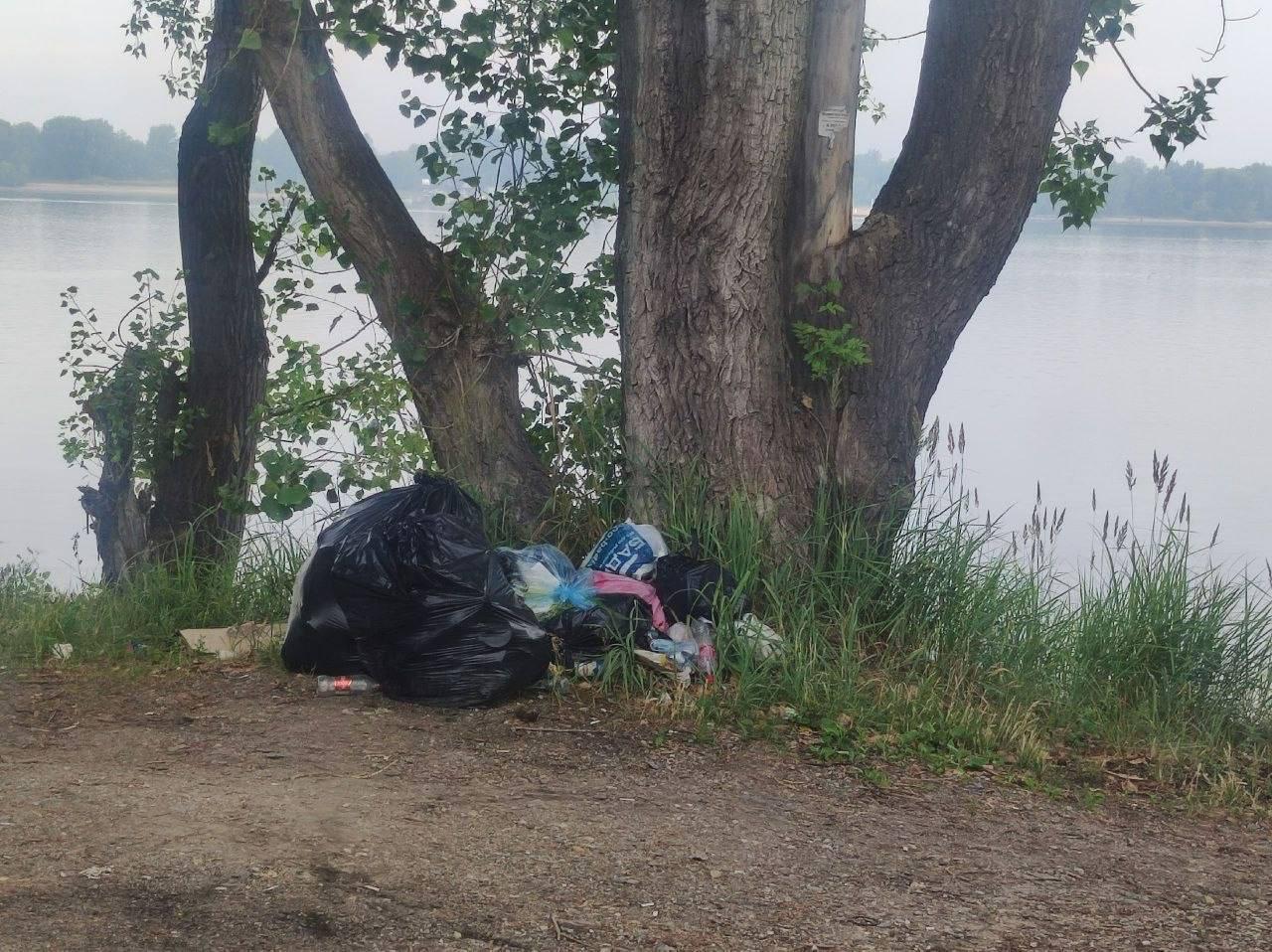 Берег Оби в Новосибирске завалили мусором