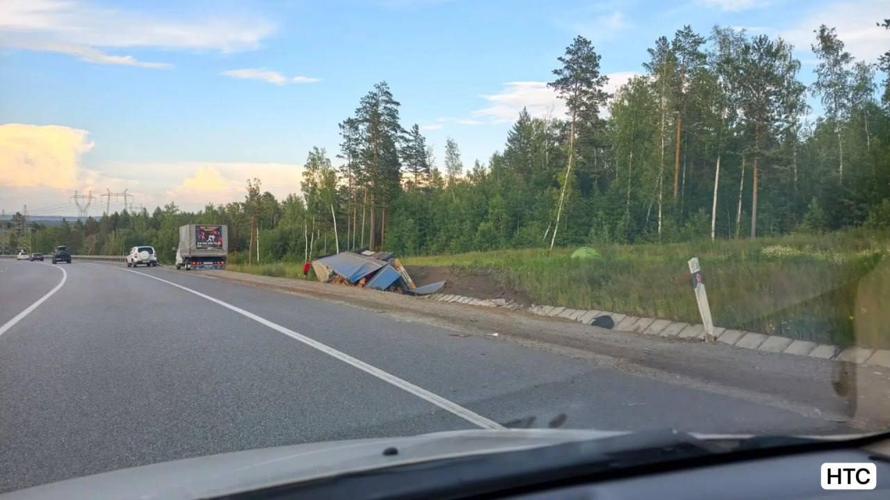 Фура с посылками перевернулась в Шелеховском районе