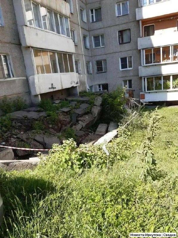 Провал образовался под балконами жилого дома в Иркутске