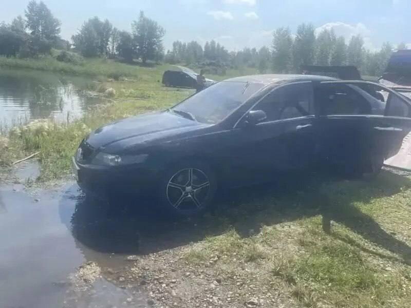 Следователи выясняют обстоятельства гибели девушки в озере под Красноярском...