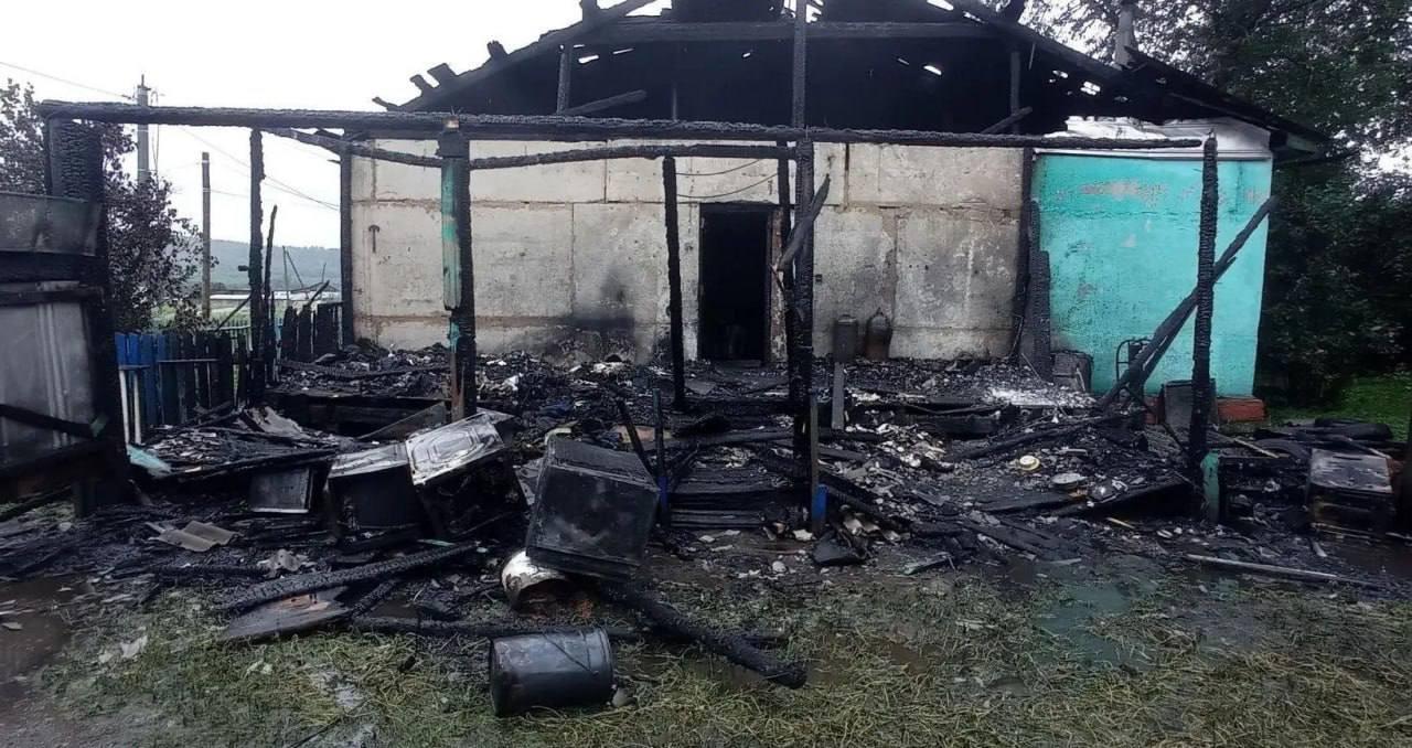 Семья погибла в пожаре после празднования дня рождения в Артинском районе. В...