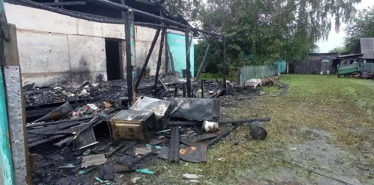Семья погибла в пожаре после празднования дня рождения в Артинском районе. В...