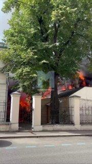 Пожар у исторической усадьбы в центре Москвы