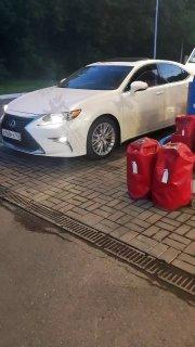 Водитель Lexus проигнорировал очередь на заправку и заехал под «кирпич»