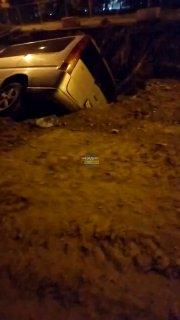 Минивэн провалился в яму на улице Петухова в Новосибирске