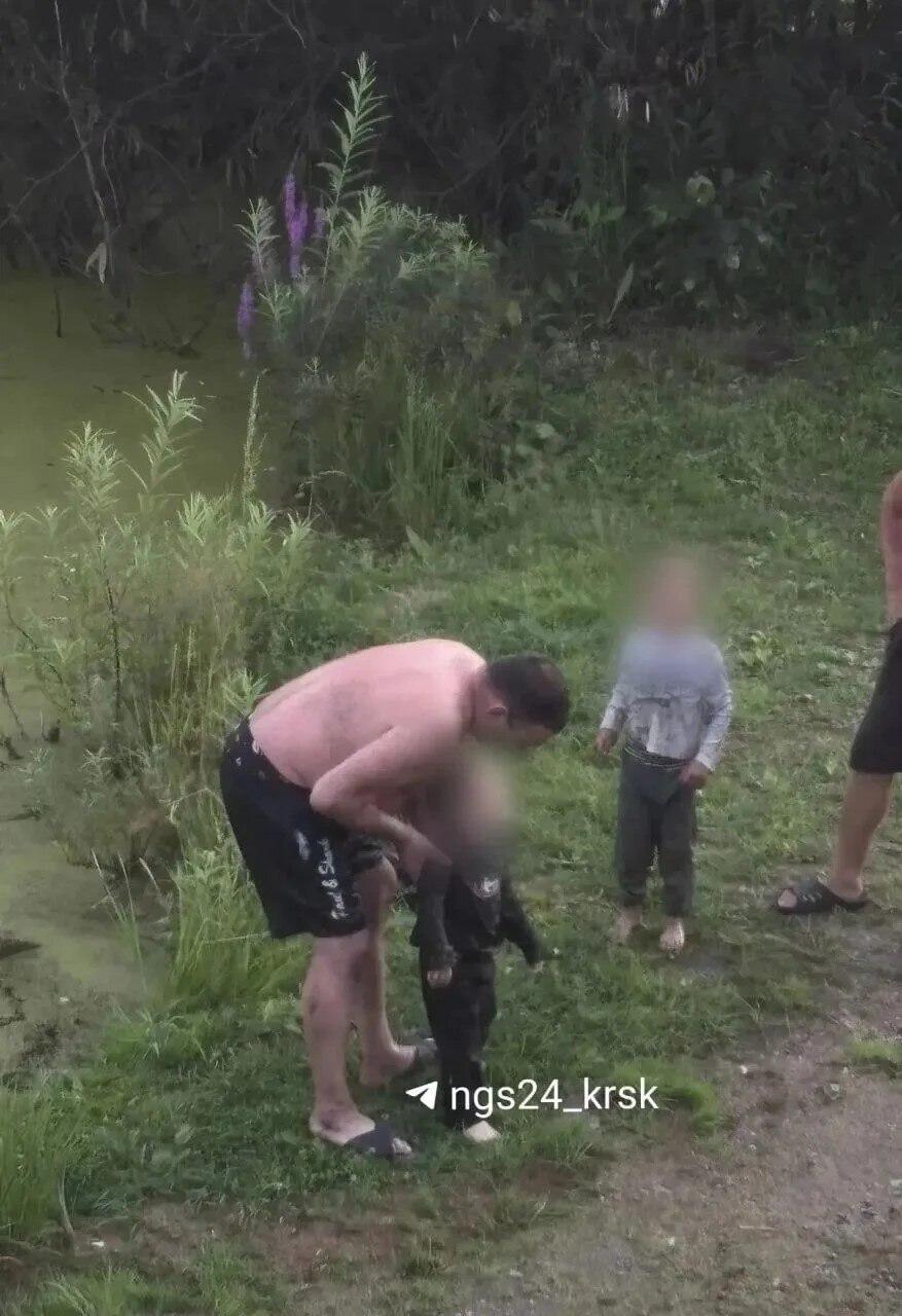 В одном из садовых товариществ под Красноярском мужчина спас двух детей,...