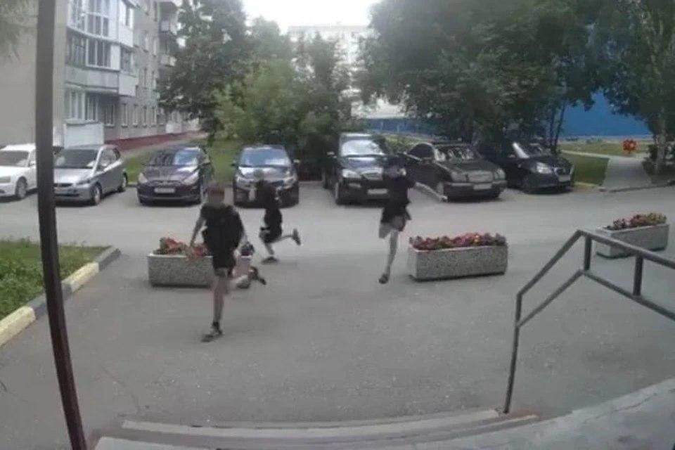 Подростки напали с перцовым баллончиком на мальчика На детской площадке на...