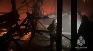Пожар на 5900 квадратов тушили всю ночь в Ленобласти