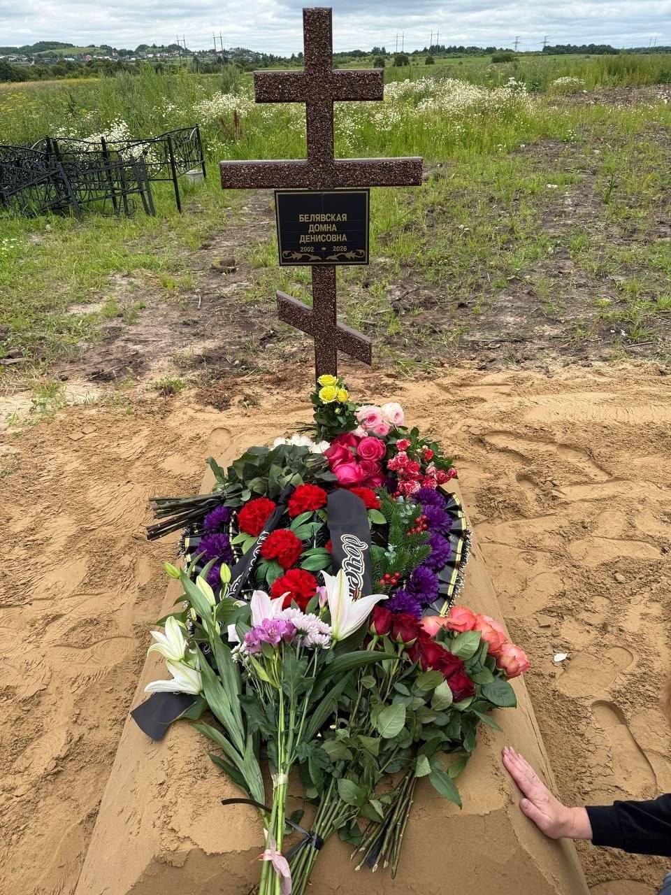 В Ленобласти похоронили одну из самых скандальных треш-блогерш России. 24-летняя девушка прославилась поцелуями с бездомными прямо на улице