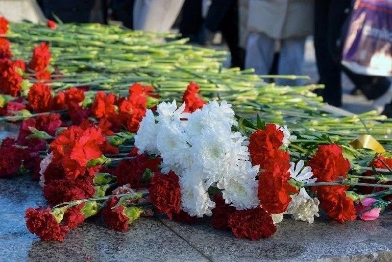 В Ачинске почтят память детей-жертв войны в Донбассе Возложение цветов у...