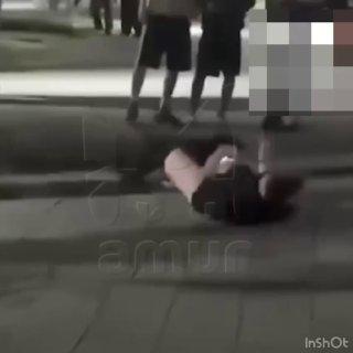 Парень размахивает членом на глазах у толпы в центре Уссурийска. У него есть особенности развития.