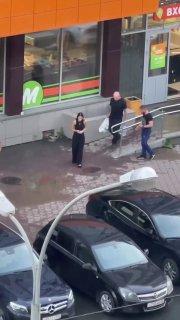 Обычный вторник: Джефф Монсон сгонял за продуктами в магаз в Екатеринбурге....