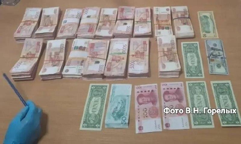Оперативники накрыли группу курьеров, которые развели сына предпринимателя из Богдановича.
