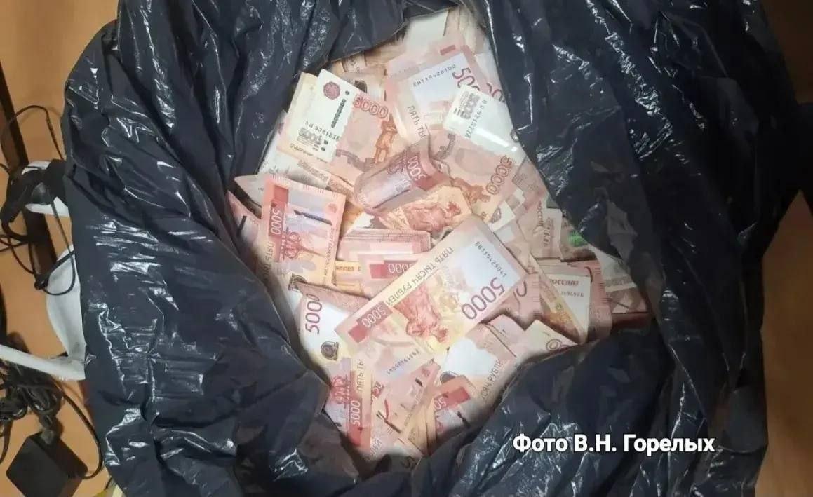 Оперативники накрыли группу курьеров, которые развели сына предпринимателя из Богдановича.