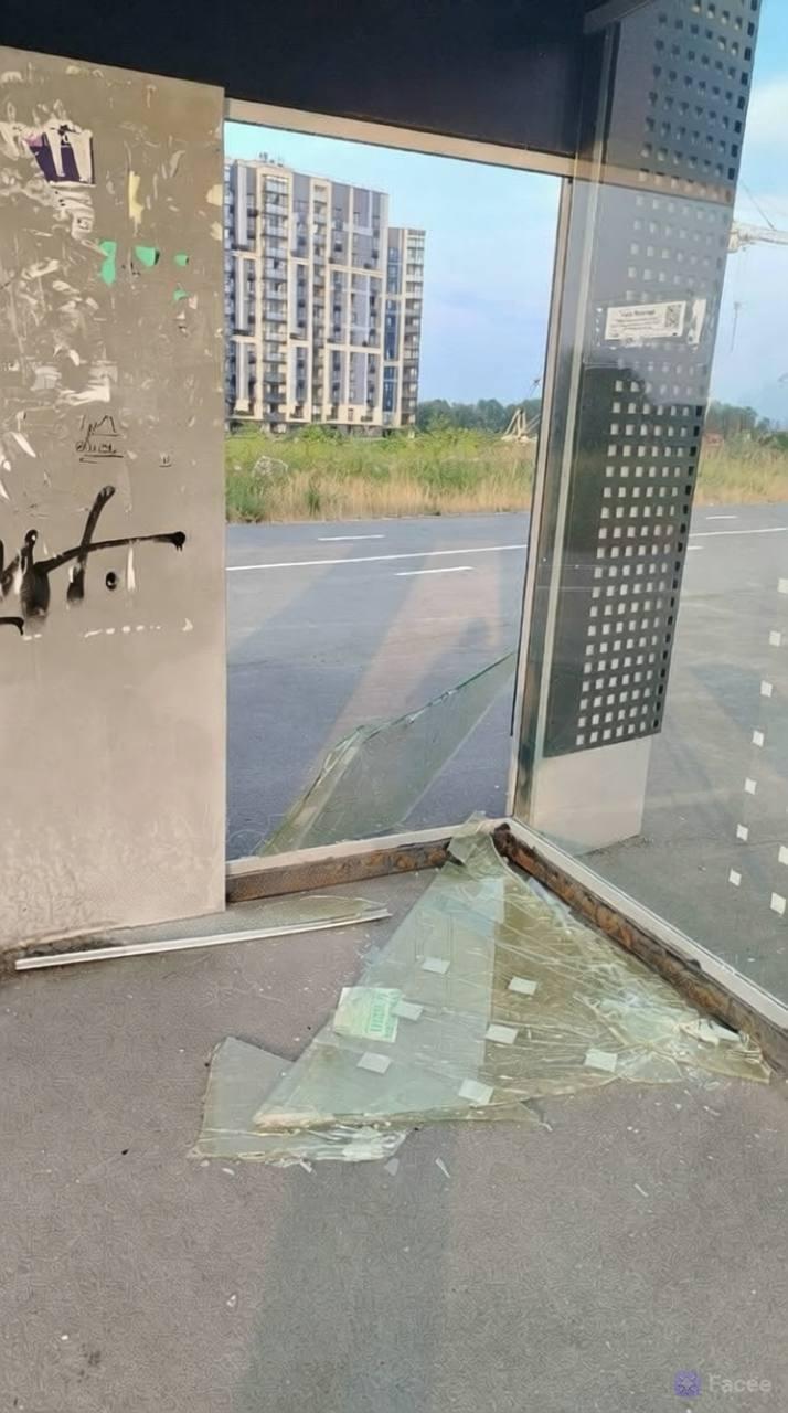 Вандалы разбили стеклянную остановку на Бульваре Строителей в Кемерово. На...