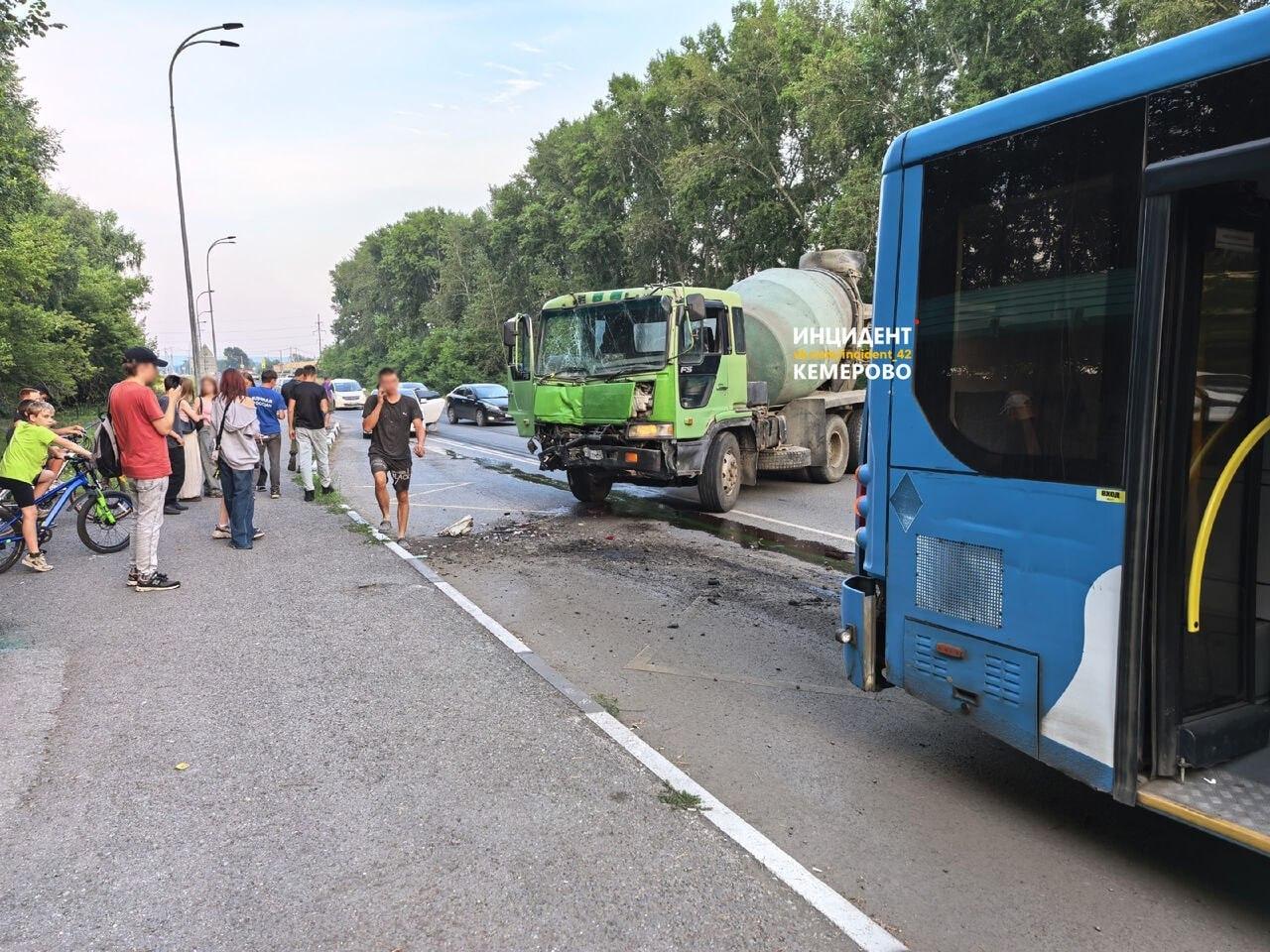 Бетономешалка протаранила автобус около Кемерова – есть пострадавшие