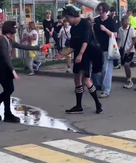 В Воронеже толпой избили парня в женской одежде.
