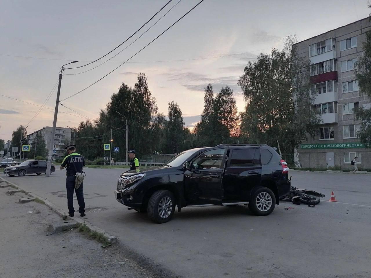 16-летний мотоциклист без прав и шлема попал в реанимацию после ДТП в Серове