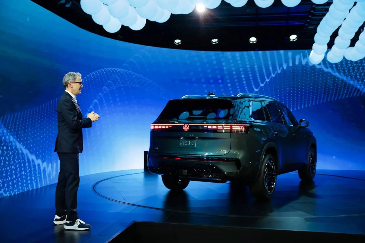 Volkswagen официально запустил продажи нового Atlas — большого семейного кроссовера с заявкой на борьбу с китайскими конкурентами.