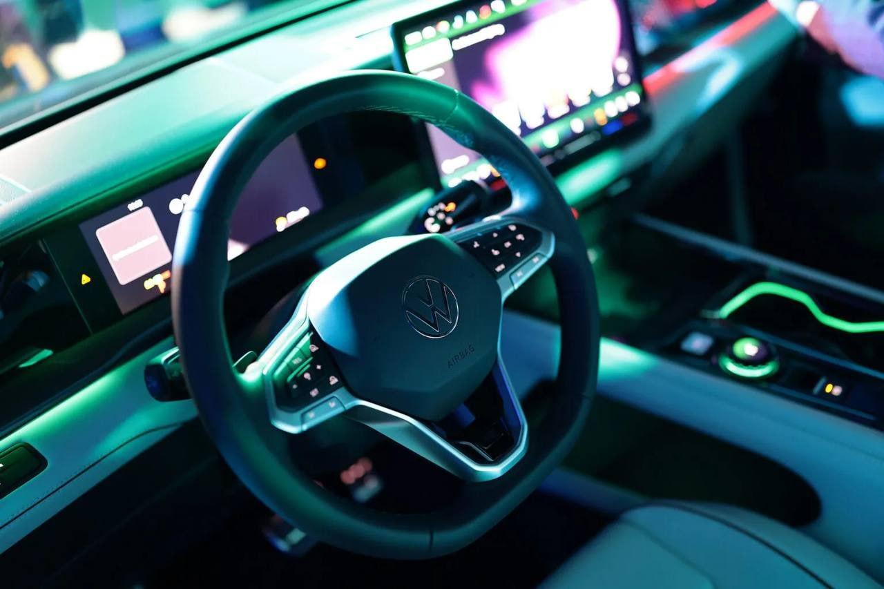 Volkswagen официально запустил продажи нового Atlas — большого семейного кроссовера с заявкой на борьбу с китайскими конкурентами.