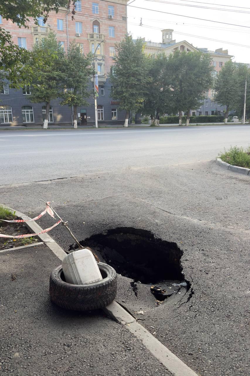 Вот такую яму заметили на левом берегу. Самое интересное, что местные...