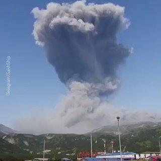 Жители Камчатки показали мощный выброс пепла на вулкане Шивелуч.