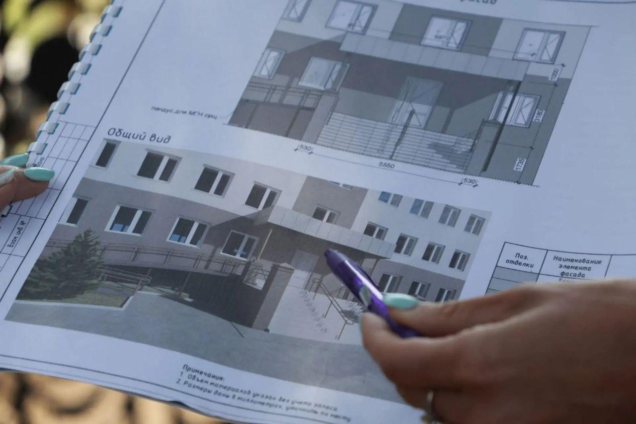 Фасад старого здания на ул. М. Жукова, 10 в Абакане, постепенно восстанавливают