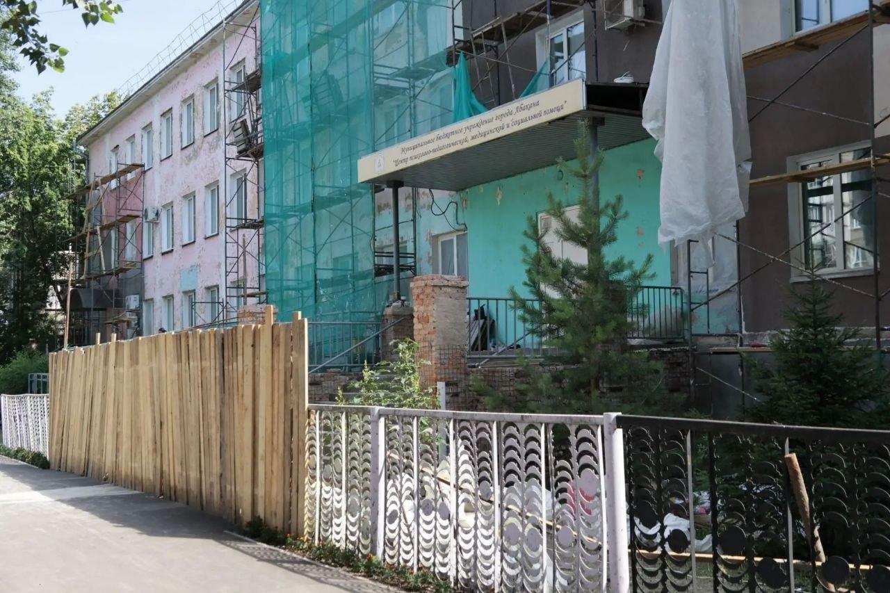Фасад старого здания на ул. М. Жукова, 10 в Абакане, постепенно восстанавливают