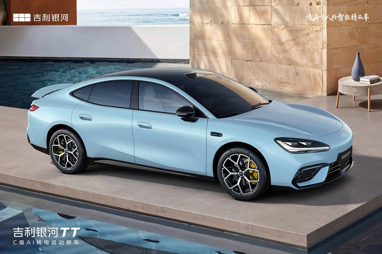 Geely вывела на рынок свой электрический фастбек, который сравнивают с Porsche Taycan.