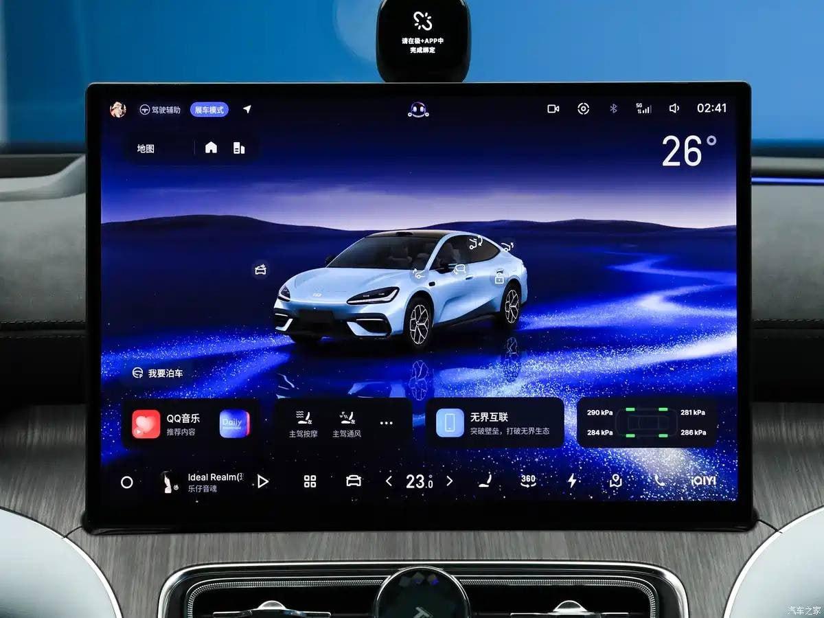 Geely вывела на рынок свой электрический фастбек, который сравнивают с Porsche Taycan.