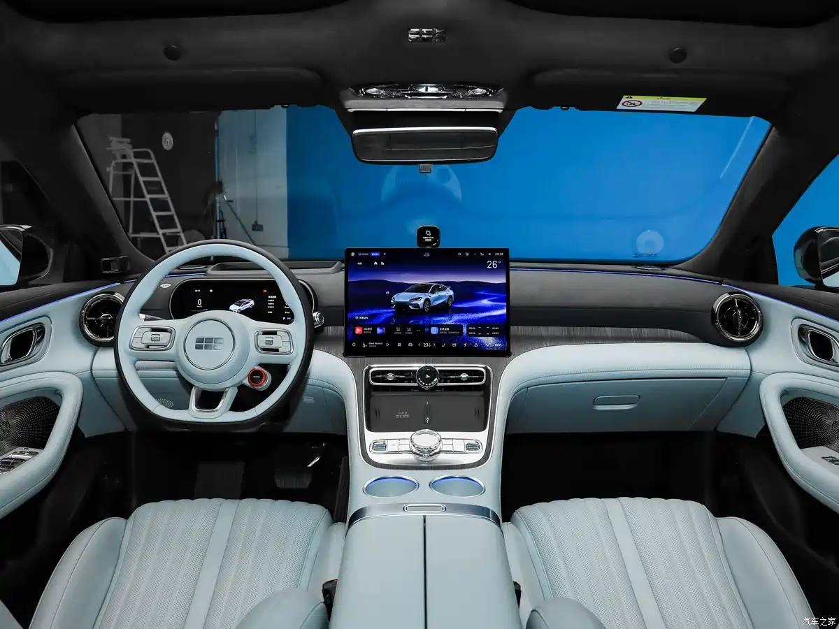 Geely вывела на рынок свой электрический фастбек, который сравнивают с Porsche Taycan.