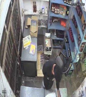 В индийскую алколавку заглянул клиент с крайне серьёзной претензией... Мы не...