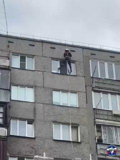 Спасателям пришлось через окно пробираться в квартиру пожилой сибирячки. Ей была нужна медицинская помощь
