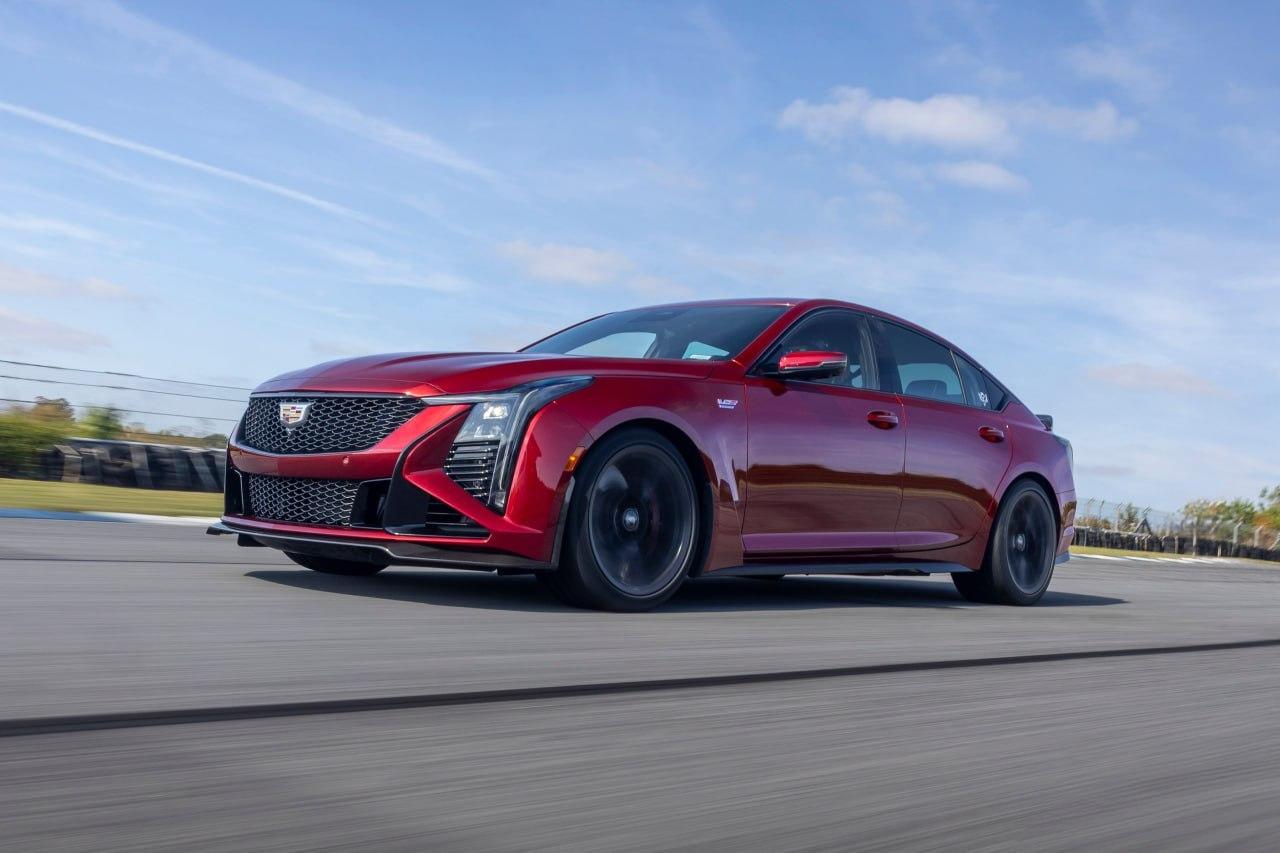 Cadillac возродит большой кроссовер XT6 и выпустит новый седан CT5-V Blackwing