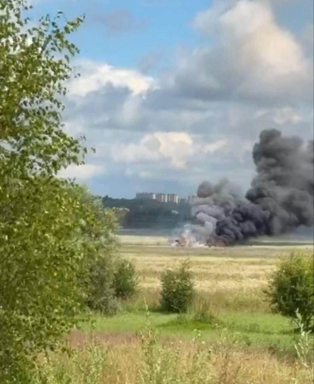 Военный самолет потерпел крушение в Подмосковье.