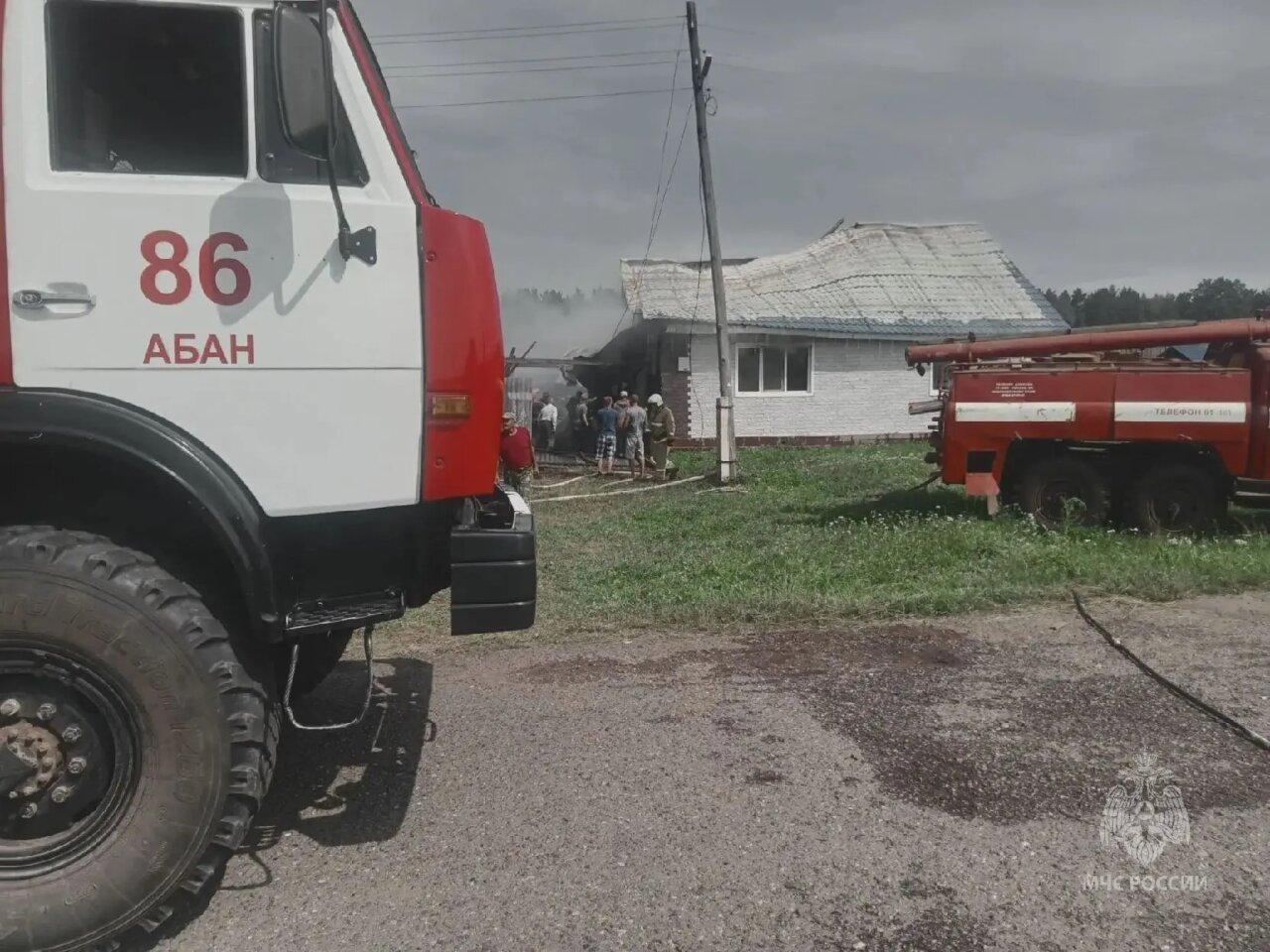 В Абанском округе при пожаре сгорели два дома и хозпостройки В селе...