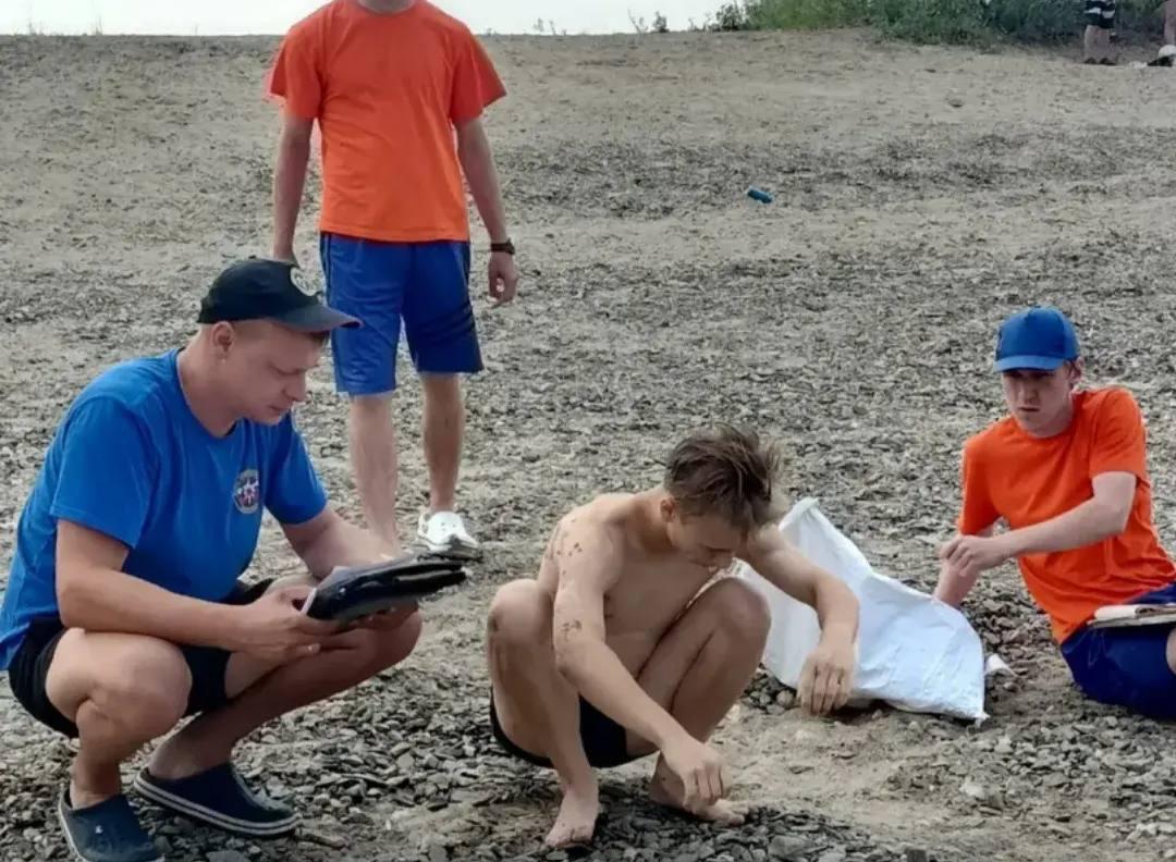 Подросток едва не утонул в яме на Бугринской косе