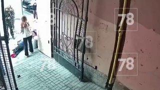 Ребёнку зажало голову воротами на детской площадке Семилетний мальчик пытался...
