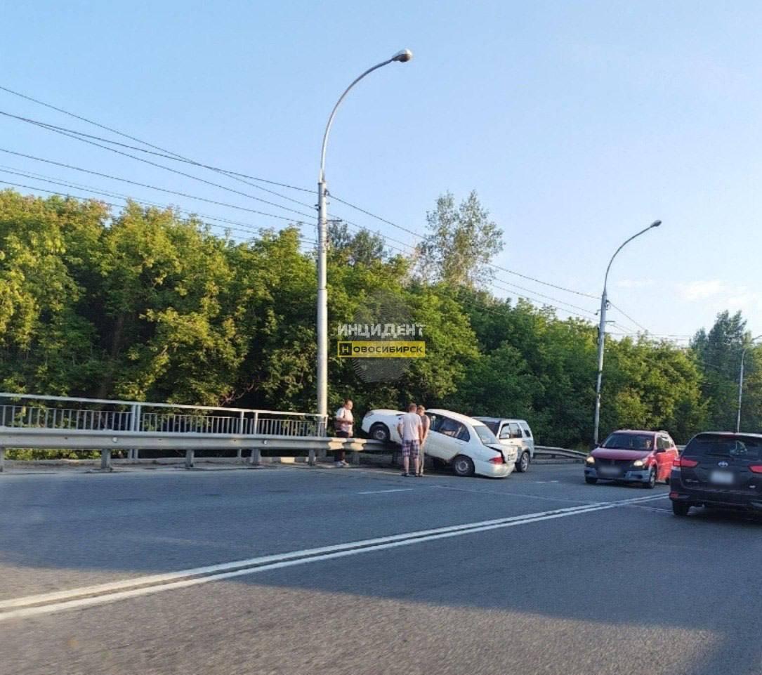 Машина залетела на ограждение на Винаповском мосту. На мосту столкнулись...