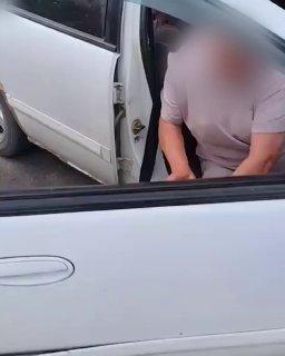Агрессивная компания перекрыла дорогу на улице Высоцкого и устроила драку На...