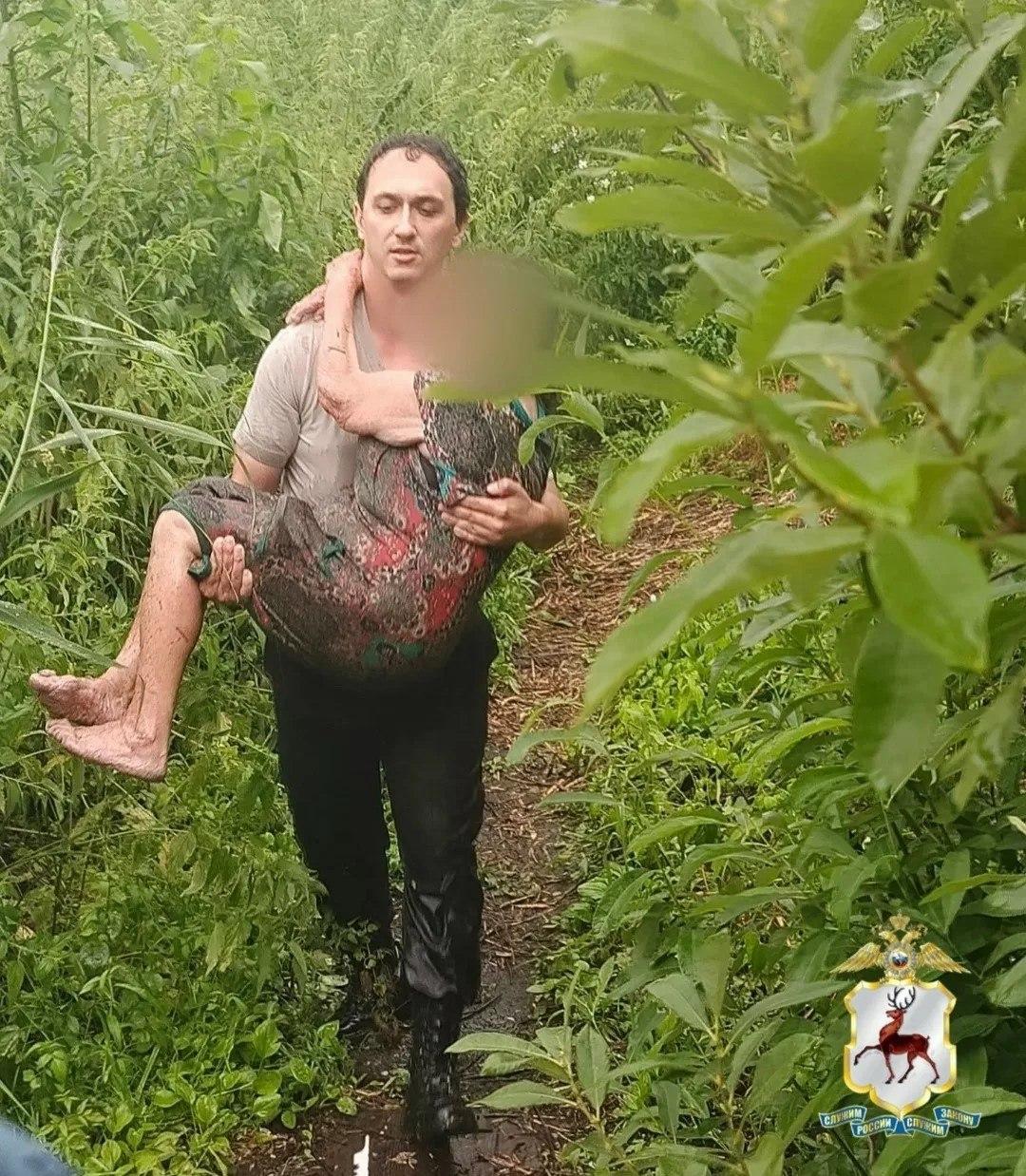 Герой-полицейский вытащил пенсионерку из болота в Нижегородской области