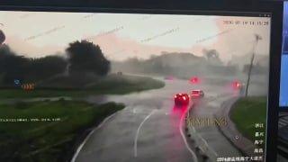 В китайском городе Хайнин смерч подбросил автомобиль высоко в воздух