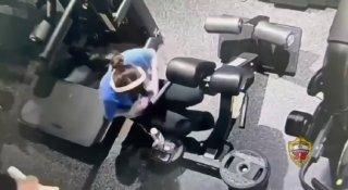 В фитнес-клубе на Бунинской аллее 19-летняя посетительница забыла на тренажёре золотое кольцо. Этим воспользовалась 39-летняя женщина — она незаметно забрала украшение.
