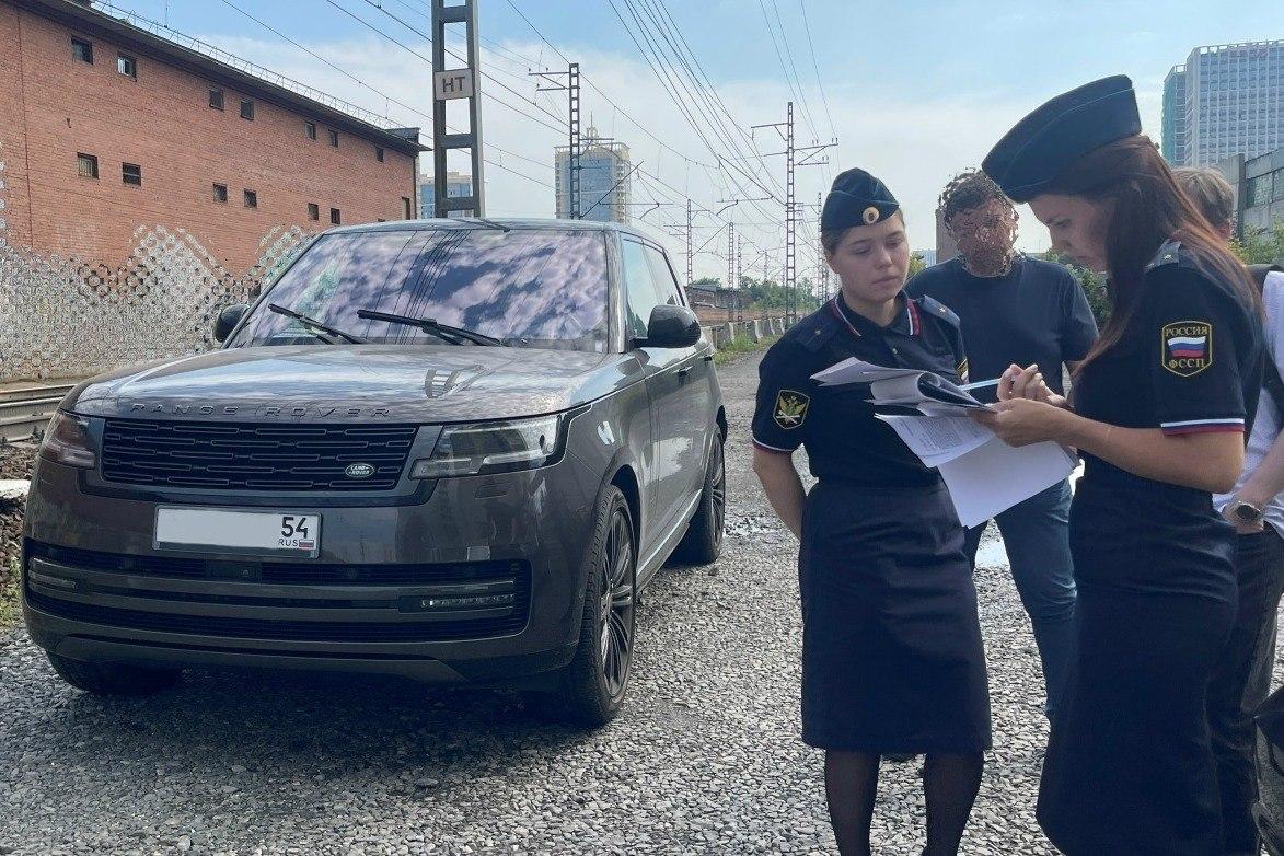 У новосибирской бизнесвумен арестовали Land Rover за долг в 27 миллионов В...